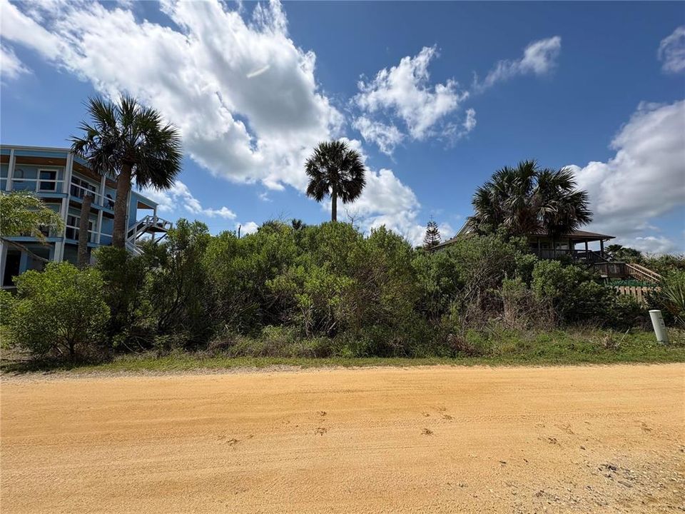 待售: $265,000 (0.18 acres)