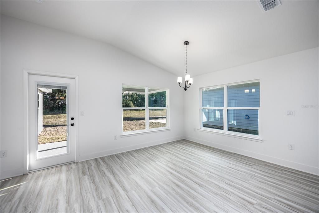 Activo con contrato: $340,850 (3 camas, 2 baños, 1970 Pies cuadrados)
