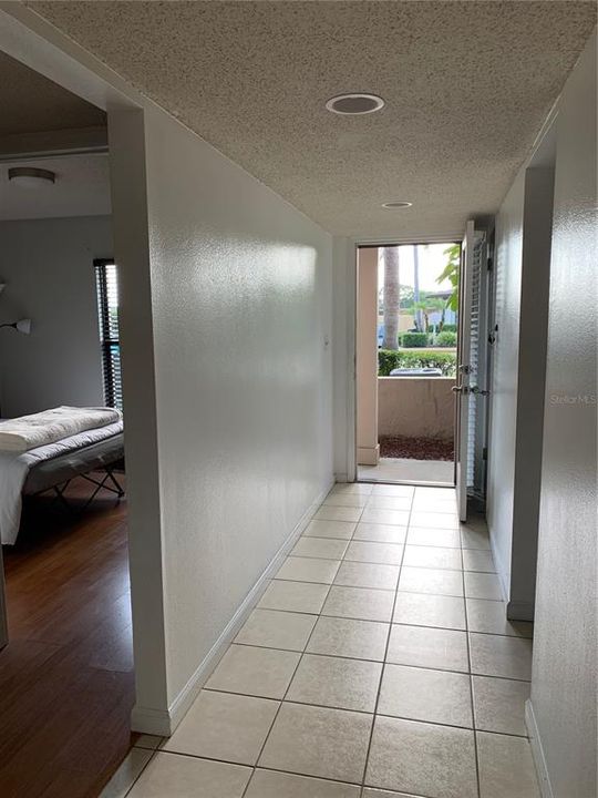 Active With Contract: $1,995 (2 beds, 2 baths, 890 Square Feet)