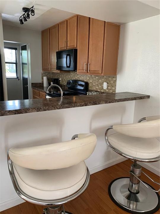 Active With Contract: $1,995 (2 beds, 2 baths, 890 Square Feet)