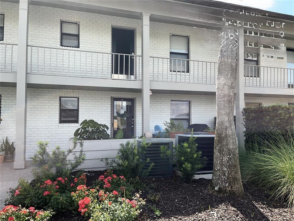 Active With Contract: $1,995 (2 beds, 2 baths, 890 Square Feet)
