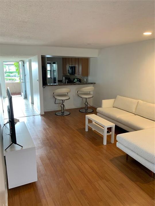 Active With Contract: $1,995 (2 beds, 2 baths, 890 Square Feet)