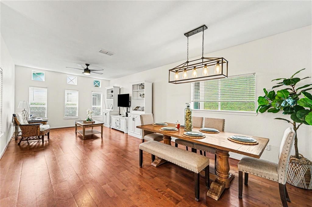 Activo con contrato: $360,000 (4 camas, 2 baños, 1724 Pies cuadrados)