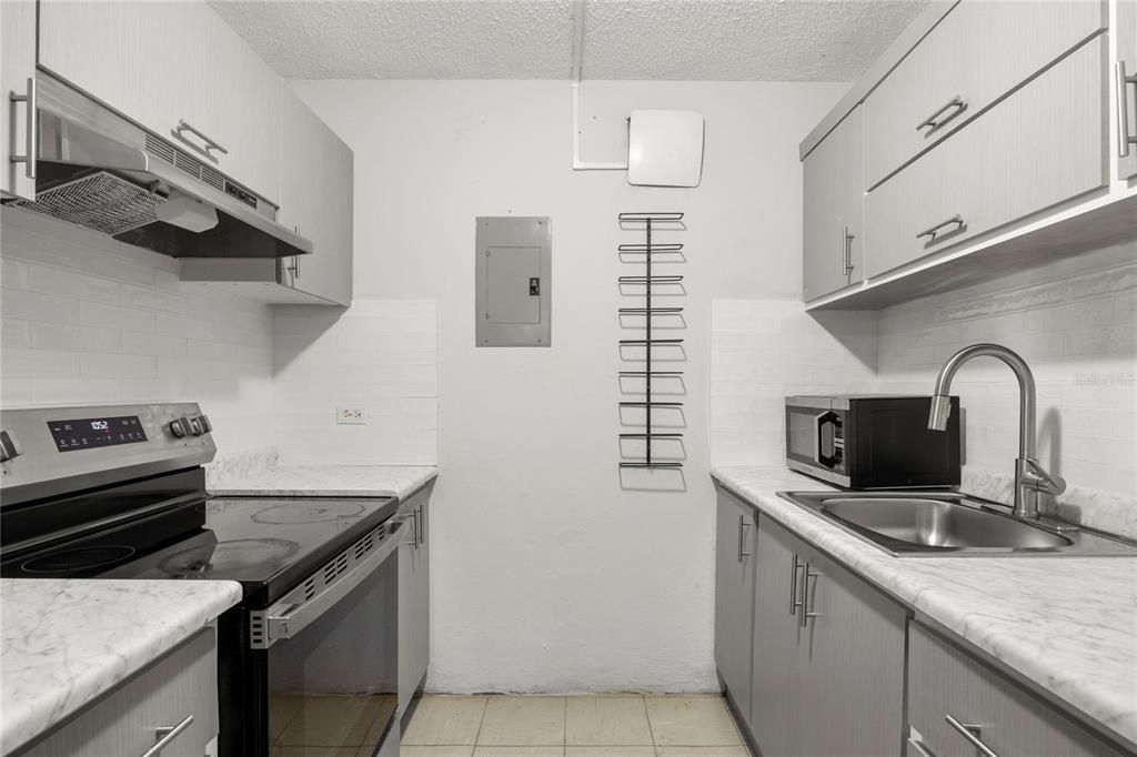 Active With Contract: $119,000 (3 beds, 1 baths, 919 Square Feet)