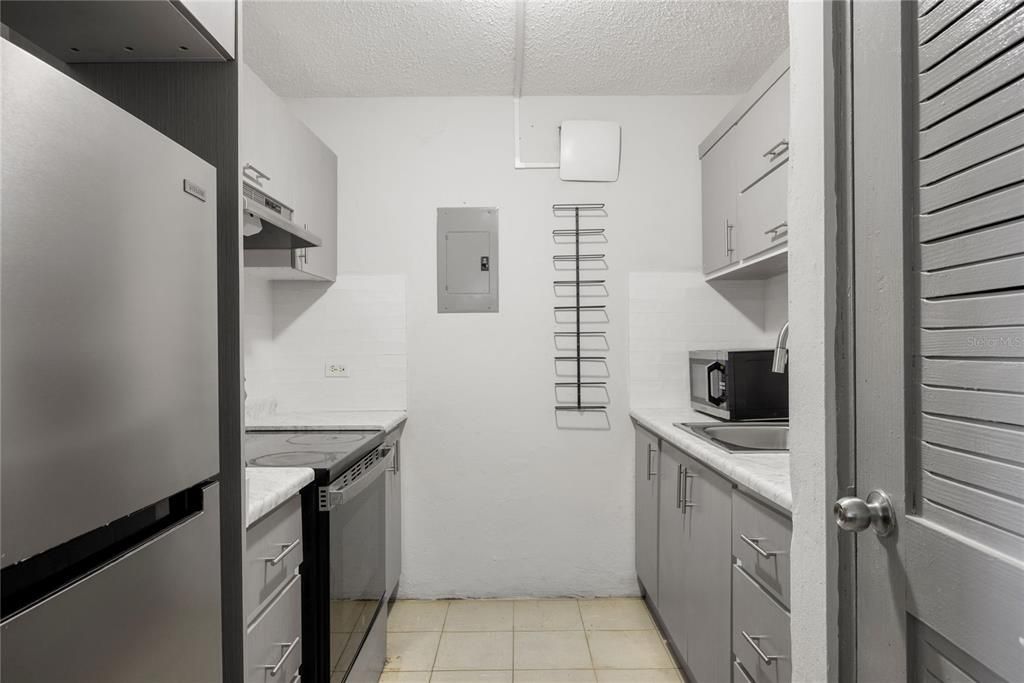 Active With Contract: $119,000 (3 beds, 1 baths, 919 Square Feet)