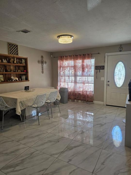 En Venta: $355,000 (4 camas, 2 baños, 1619 Pies cuadrados)