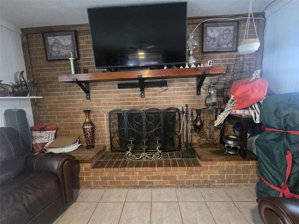 En Venta: $355,000 (4 camas, 2 baños, 1619 Pies cuadrados)