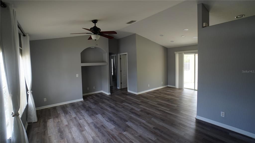 Active With Contract: $215,000 (3 beds, 2 baths, 1256 Square Feet)
