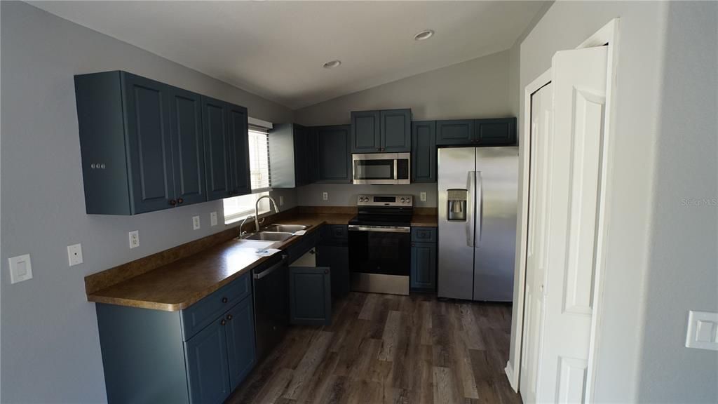 Active With Contract: $215,000 (3 beds, 2 baths, 1256 Square Feet)