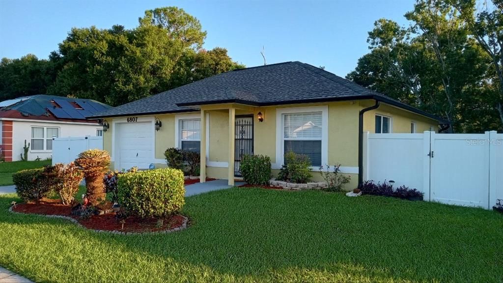 For Rent: $2,000 (3 beds, 2 baths, 1040 Square Feet)