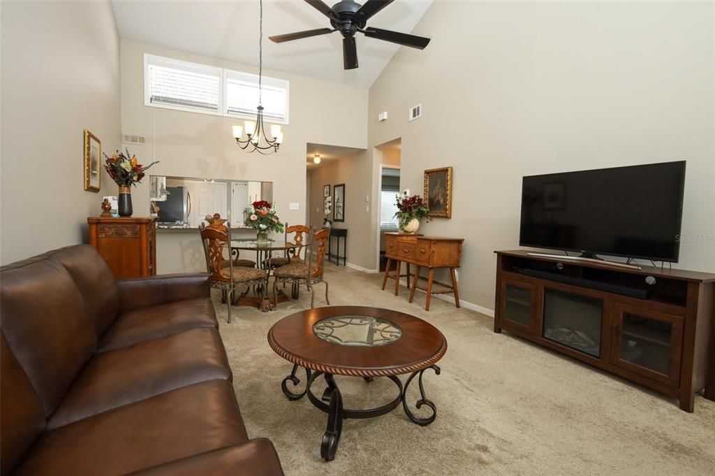 For Sale: $325,000 (2 beds, 2 baths, 1296 Square Feet)