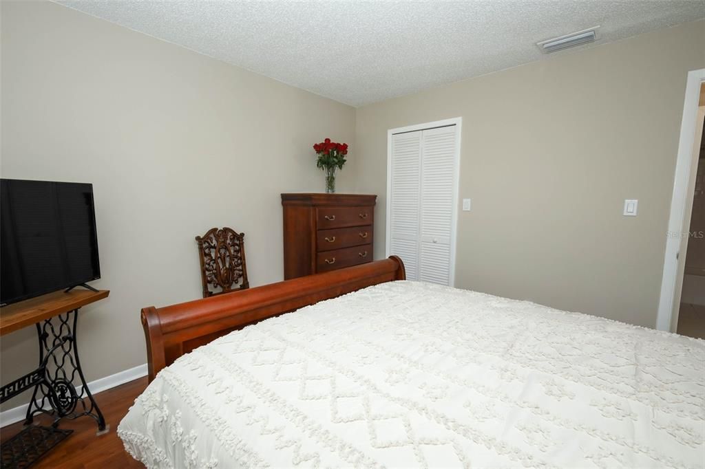 For Sale: $325,000 (2 beds, 2 baths, 1296 Square Feet)