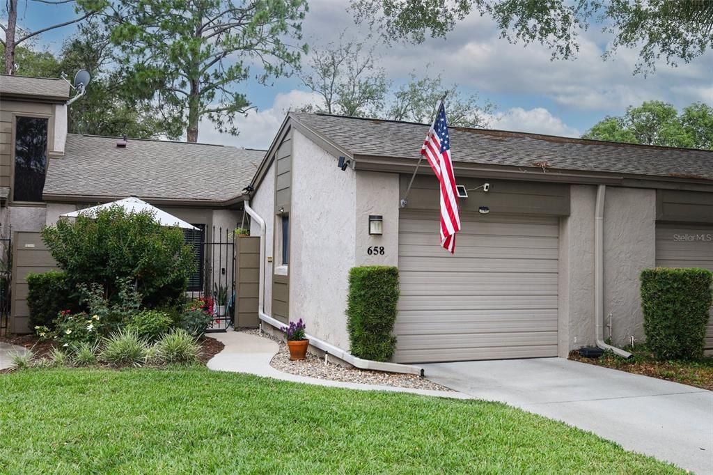 For Sale: $325,000 (2 beds, 2 baths, 1296 Square Feet)
