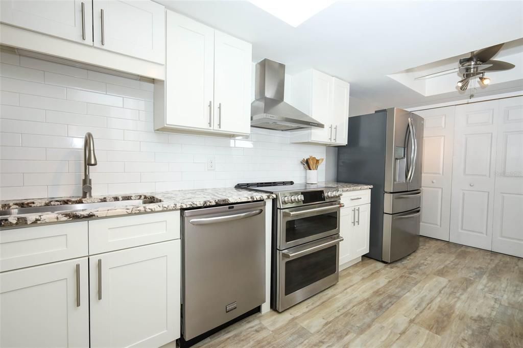 For Sale: $325,000 (2 beds, 2 baths, 1296 Square Feet)