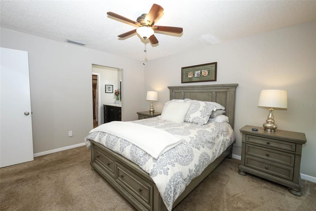 For Sale: $325,000 (2 beds, 2 baths, 1296 Square Feet)