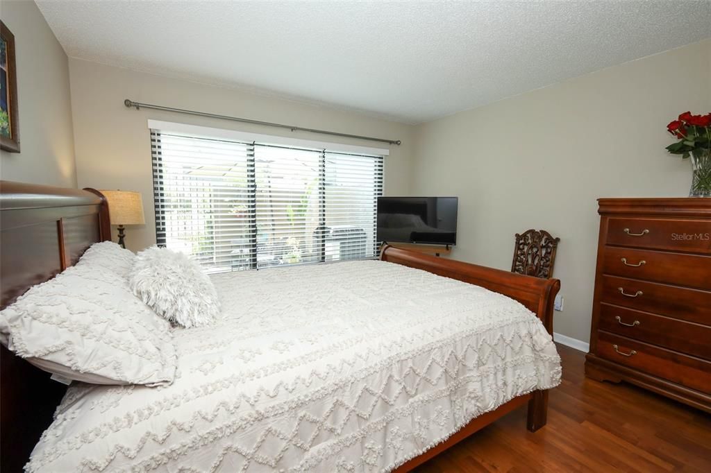For Sale: $325,000 (2 beds, 2 baths, 1296 Square Feet)