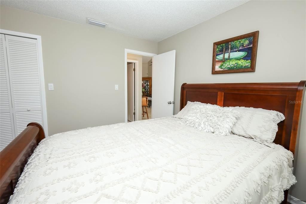 For Sale: $325,000 (2 beds, 2 baths, 1296 Square Feet)