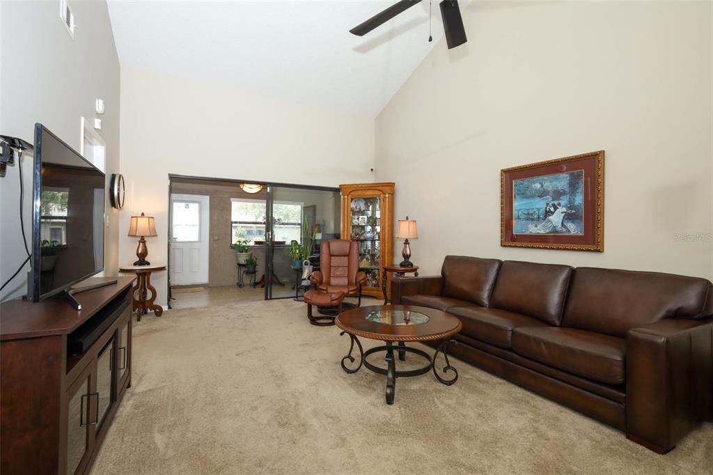 For Sale: $325,000 (2 beds, 2 baths, 1296 Square Feet)