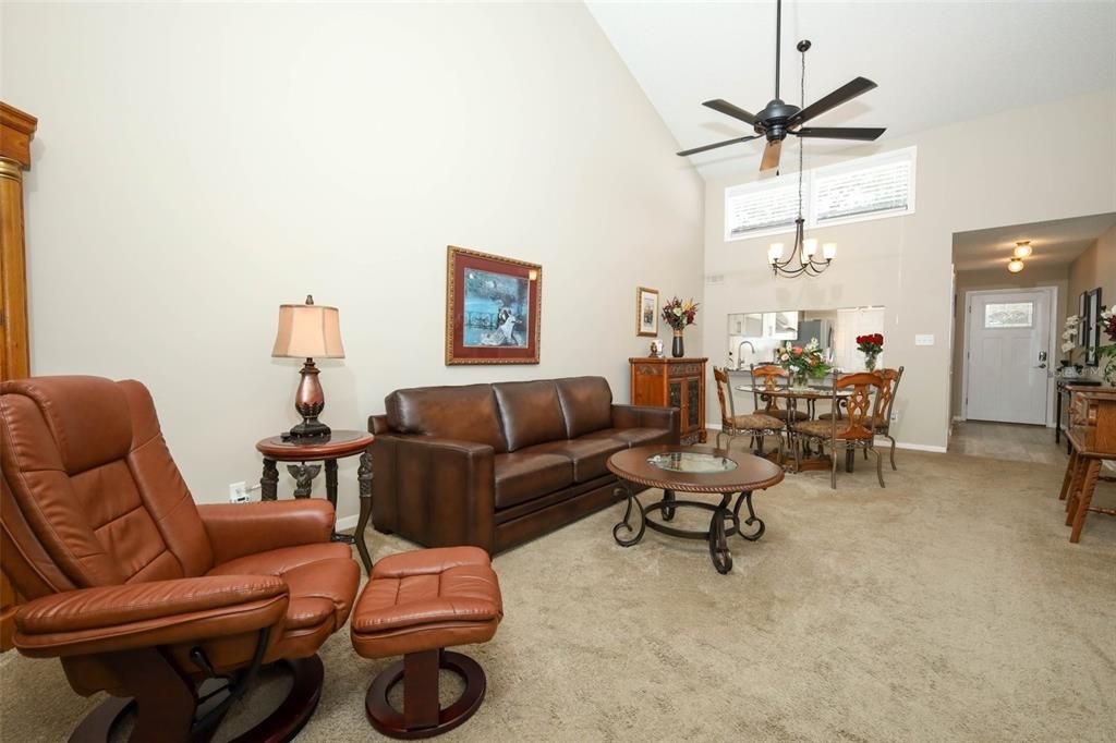 For Sale: $325,000 (2 beds, 2 baths, 1296 Square Feet)