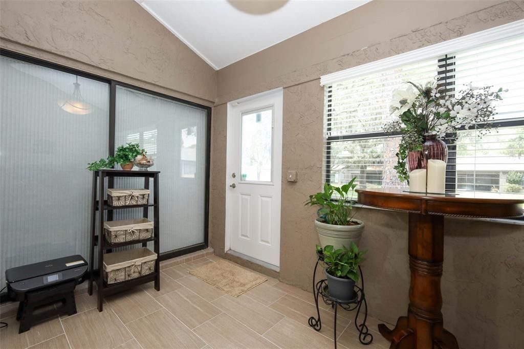 For Sale: $325,000 (2 beds, 2 baths, 1296 Square Feet)