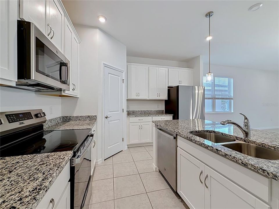 En Venta: $398,000 (4 camas, 3 baños, 2209 Pies cuadrados)