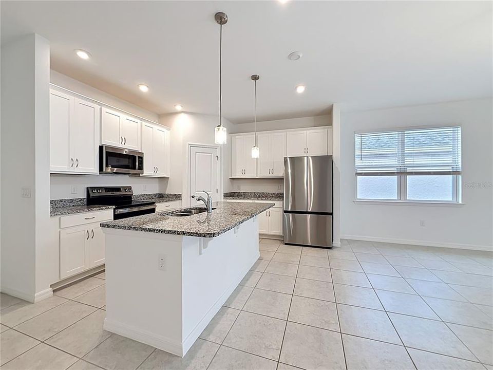 En Venta: $398,000 (4 camas, 3 baños, 2209 Pies cuadrados)