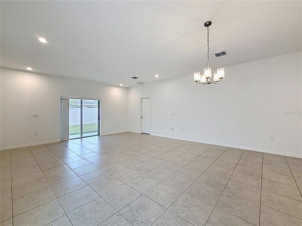 En Venta: $398,000 (4 camas, 3 baños, 2209 Pies cuadrados)