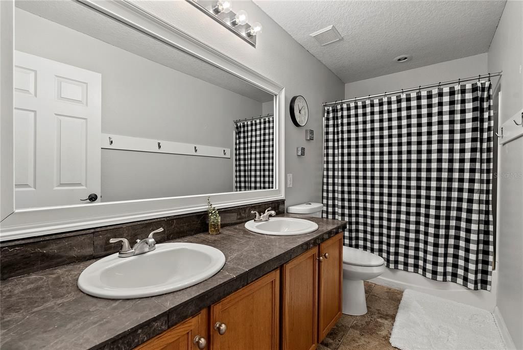Activo con contrato: $449,999 (4 camas, 2 baños, 2476 Pies cuadrados)