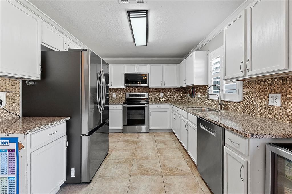 Activo con contrato: $449,999 (4 camas, 2 baños, 2476 Pies cuadrados)