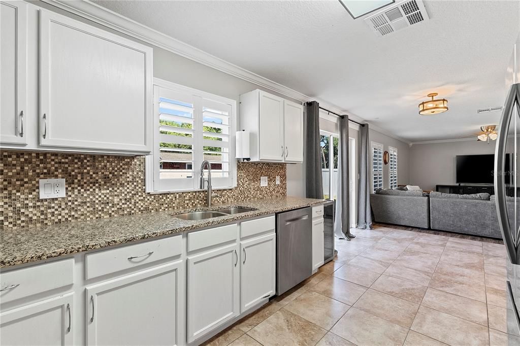 Activo con contrato: $449,999 (4 camas, 2 baños, 2476 Pies cuadrados)