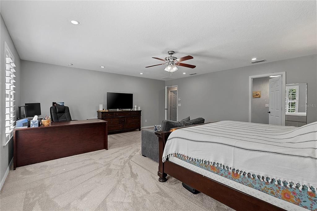 Activo con contrato: $449,999 (4 camas, 2 baños, 2476 Pies cuadrados)