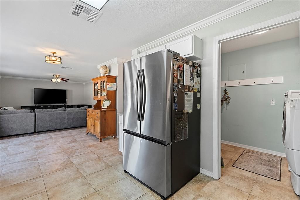 Activo con contrato: $449,999 (4 camas, 2 baños, 2476 Pies cuadrados)