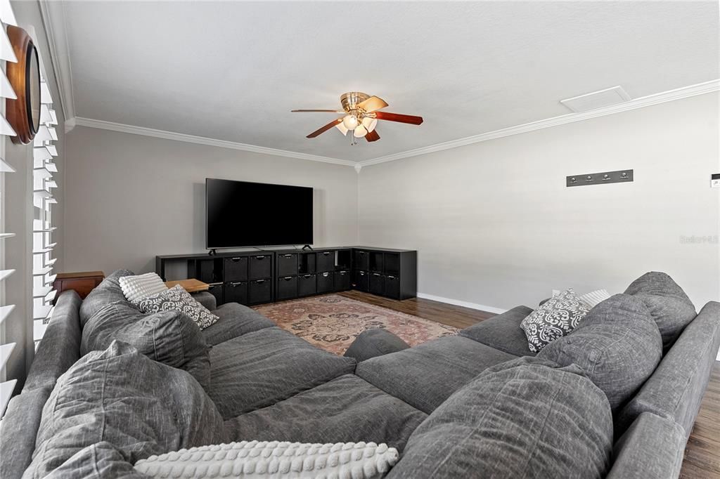 Activo con contrato: $449,999 (4 camas, 2 baños, 2476 Pies cuadrados)