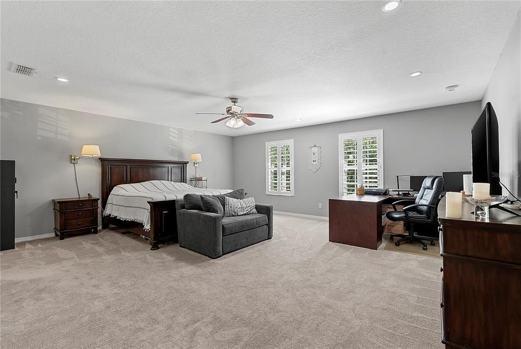 Activo con contrato: $449,999 (4 camas, 2 baños, 2476 Pies cuadrados)