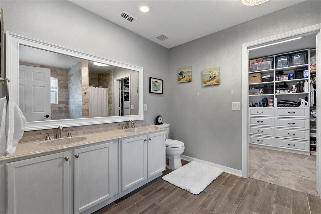 Activo con contrato: $449,999 (4 camas, 2 baños, 2476 Pies cuadrados)