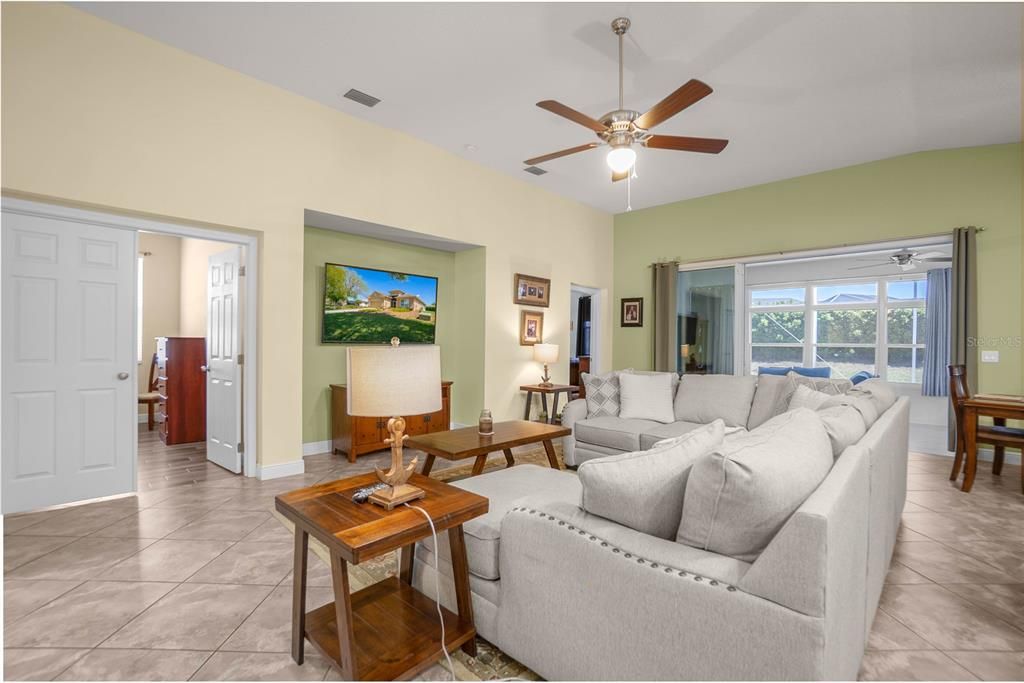 For Sale: $325,000 (3 beds, 2 baths, 1952 Square Feet)
