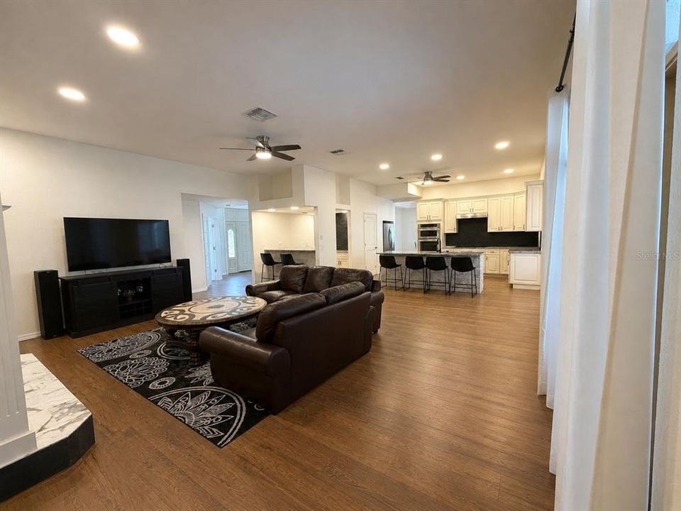 En Venta: $1,295,000 (5 camas, 5 baños, 4156 Pies cuadrados)
