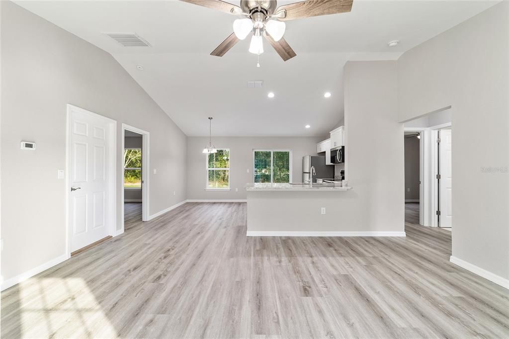 Activo con contrato: $239,000 (3 camas, 2 baños, 1083 Pies cuadrados)