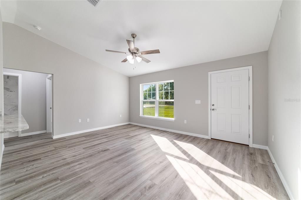 Activo con contrato: $239,000 (3 camas, 2 baños, 1083 Pies cuadrados)