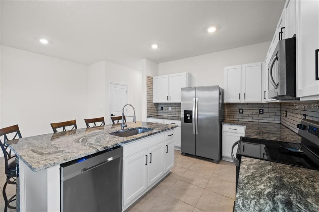 Activo con contrato: $275,000 (3 camas, 2 baños, 1758 Pies cuadrados)