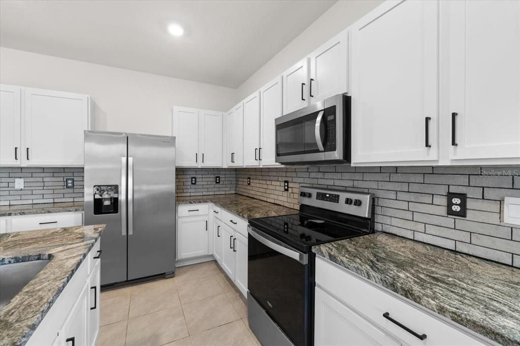 Activo con contrato: $275,000 (3 camas, 2 baños, 1758 Pies cuadrados)