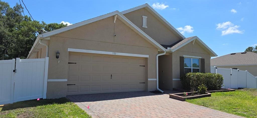 Activo con contrato: $325,000 (4 camas, 2 baños, 1812 Pies cuadrados)