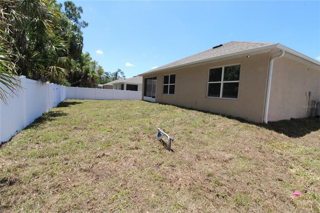 Activo con contrato: $325,000 (4 camas, 2 baños, 1812 Pies cuadrados)