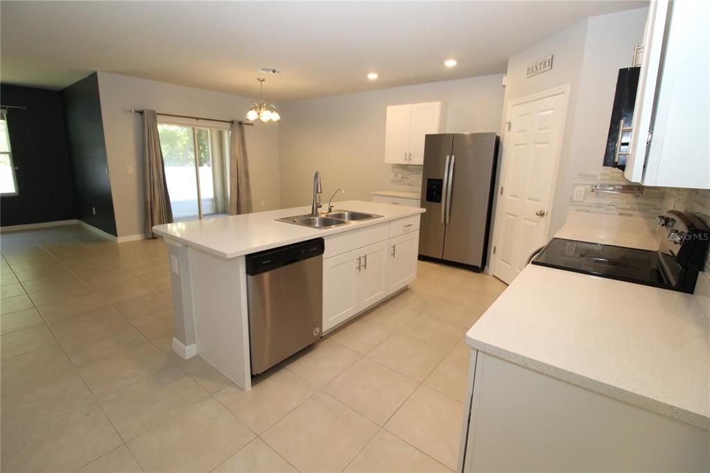 Activo con contrato: $325,000 (4 camas, 2 baños, 1812 Pies cuadrados)