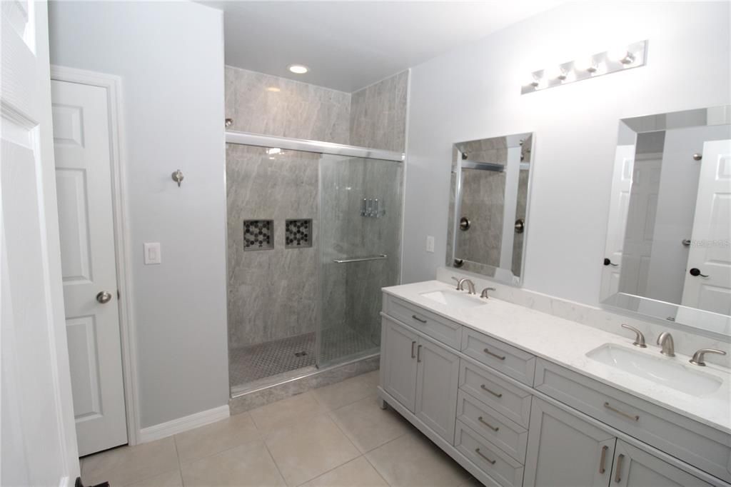 Activo con contrato: $325,000 (4 camas, 2 baños, 1812 Pies cuadrados)