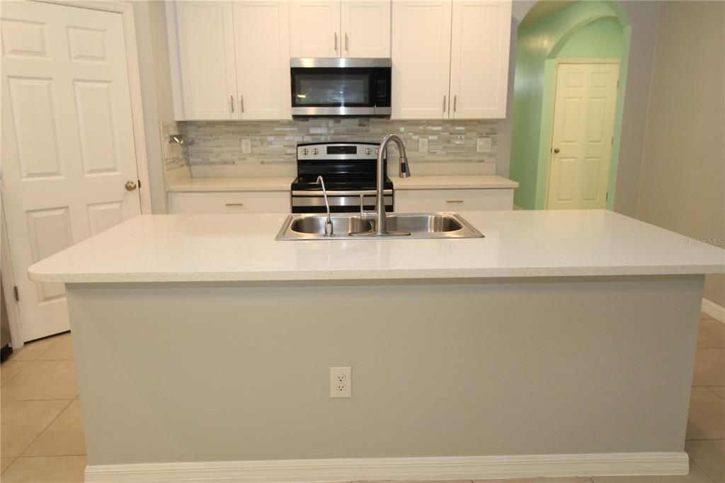 Activo con contrato: $325,000 (4 camas, 2 baños, 1812 Pies cuadrados)