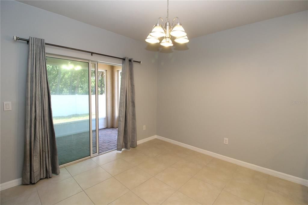 Activo con contrato: $325,000 (4 camas, 2 baños, 1812 Pies cuadrados)