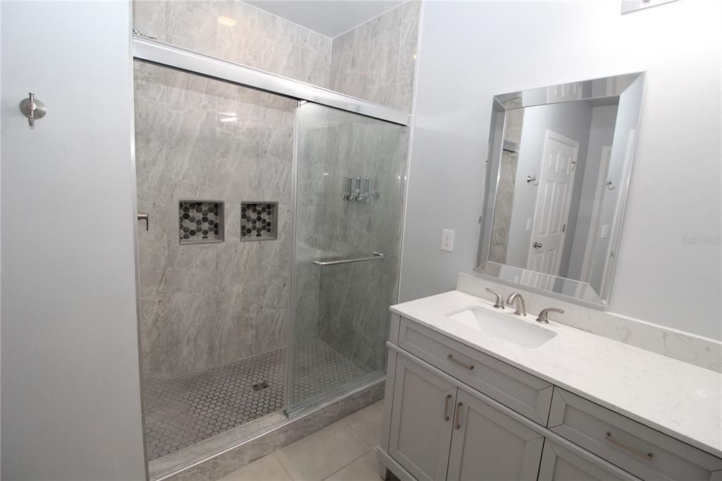 Activo con contrato: $325,000 (4 camas, 2 baños, 1812 Pies cuadrados)