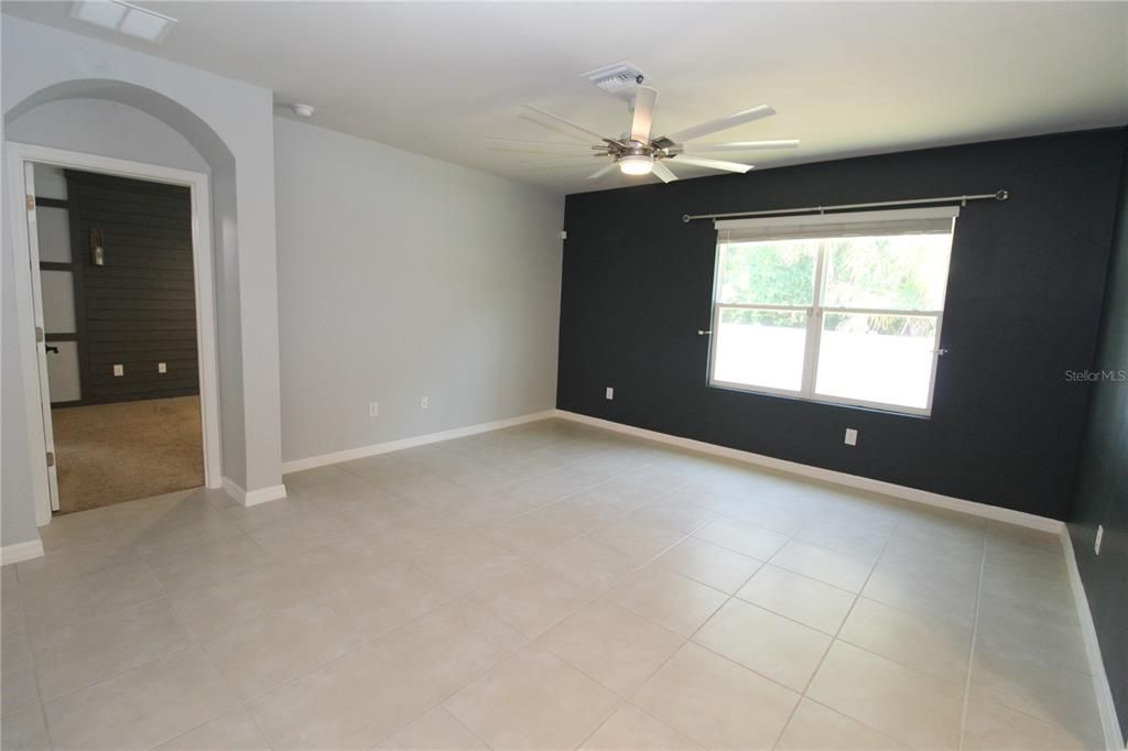 Activo con contrato: $325,000 (4 camas, 2 baños, 1812 Pies cuadrados)