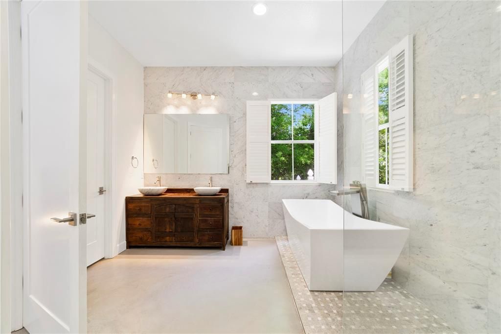 Activo con contrato: $1,899,000 (6 camas, 5 baños, 4026 Pies cuadrados)
